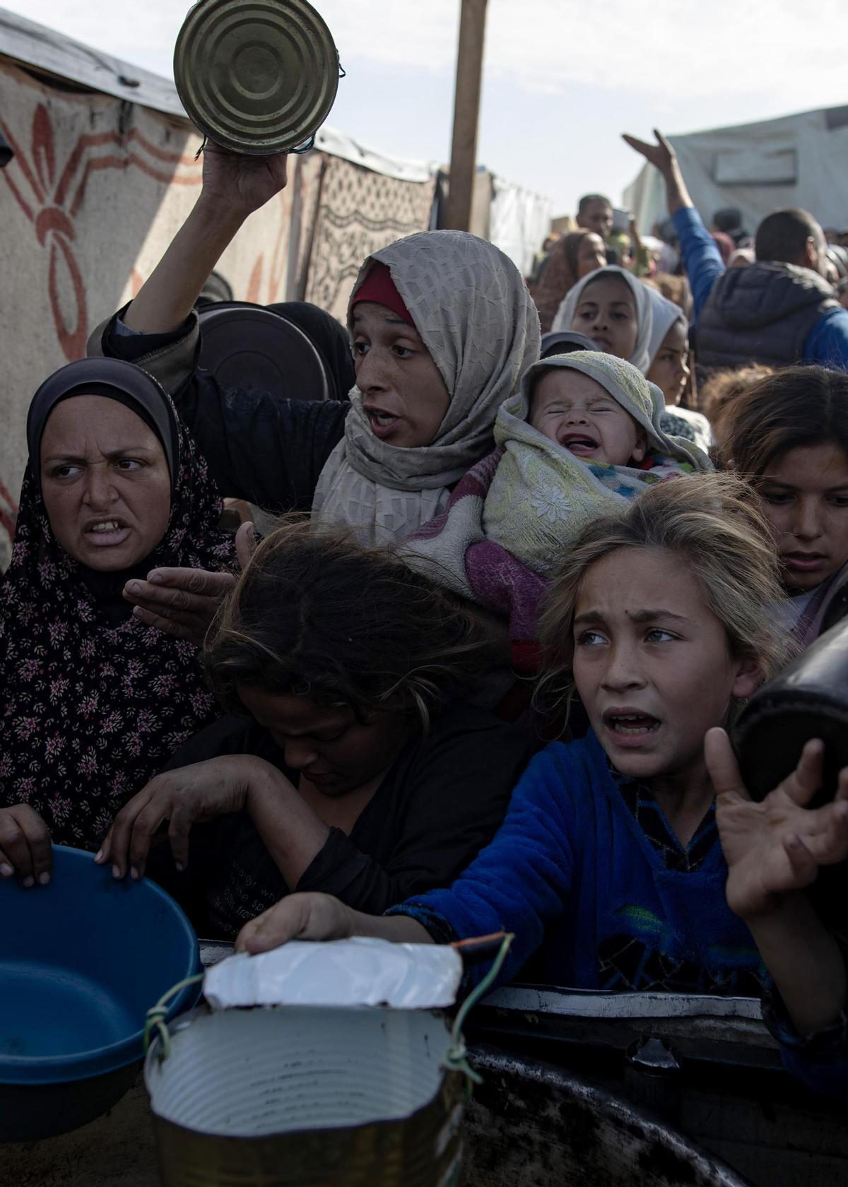 Desesperación para obtener comida en Khan Younis, en la Franja de Gaza