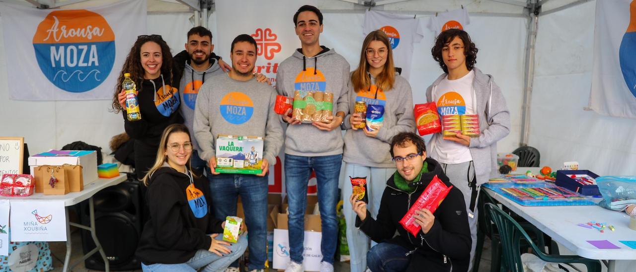 Los voluntarios de Arousa Moza reunieron alimentos para Cáritas y Amigos de Galicia.