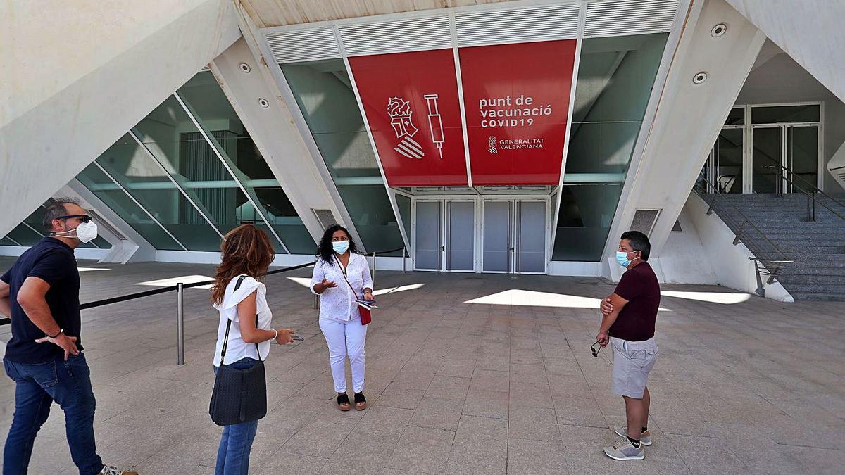 Varias personas acudieron a su cita pese a que el vacunódromo estaba cerrado por ser festivo, ayer.  | F.CALABUIG