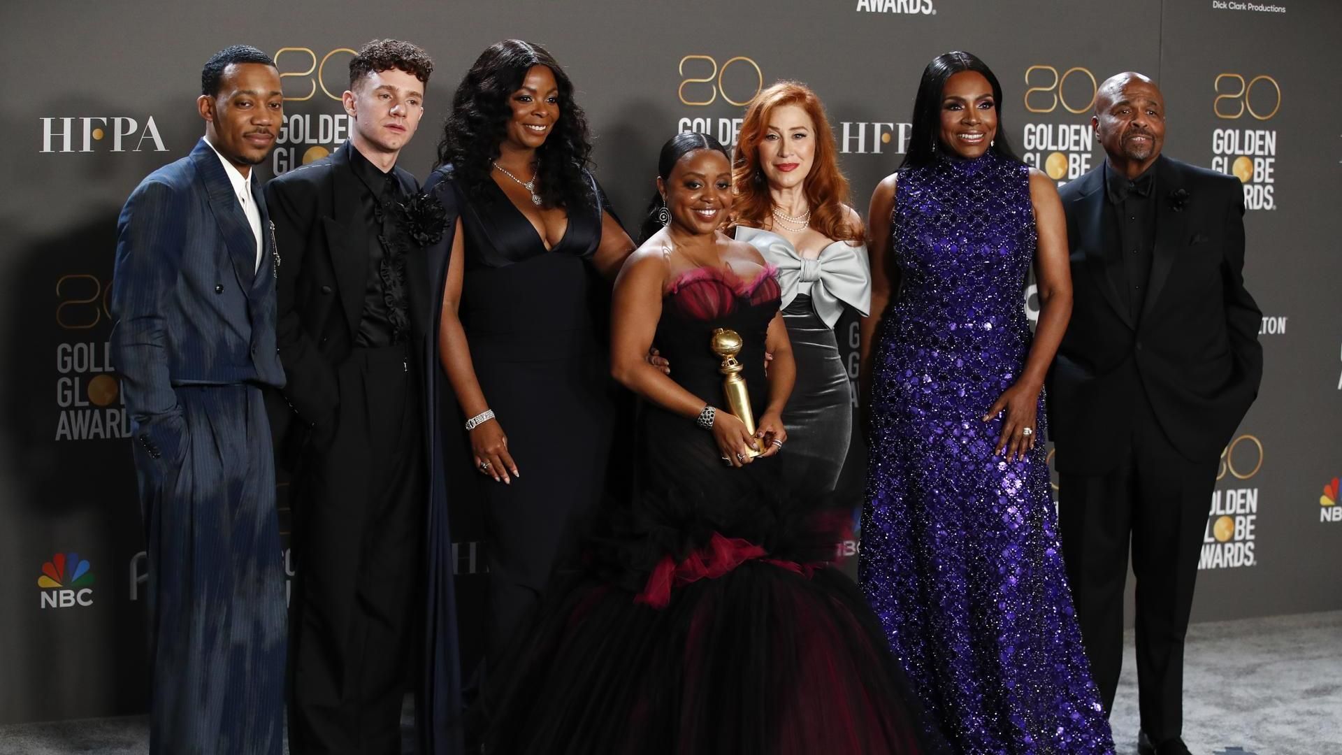 Tyler James Williams, Chris Perfetti, Janelle James, Quinta Brunson, Lisa Ann Walter, Sheryl Lee Ralph y William Stanford Davis con el galardón a la Mejor Serie Musical o de Comedia.