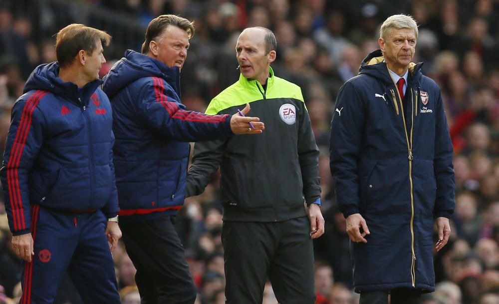 Louis Van Gaal se tira al suelo para protestar una jugada durante el Manchester United - Arsenal.