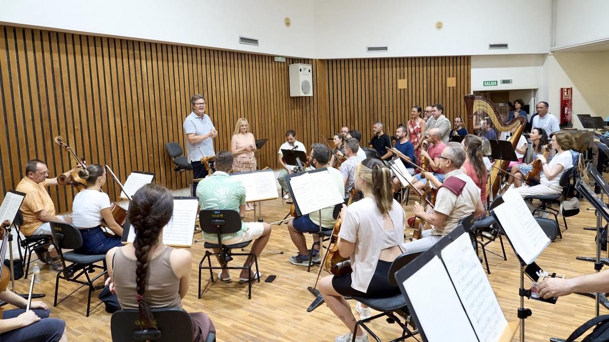 Los músicos de la ÖSRM, este miércoles en Murcia en el ensayo junto a su director, Manuel Hernández-Silva, y la soprano Pilar Jurado.