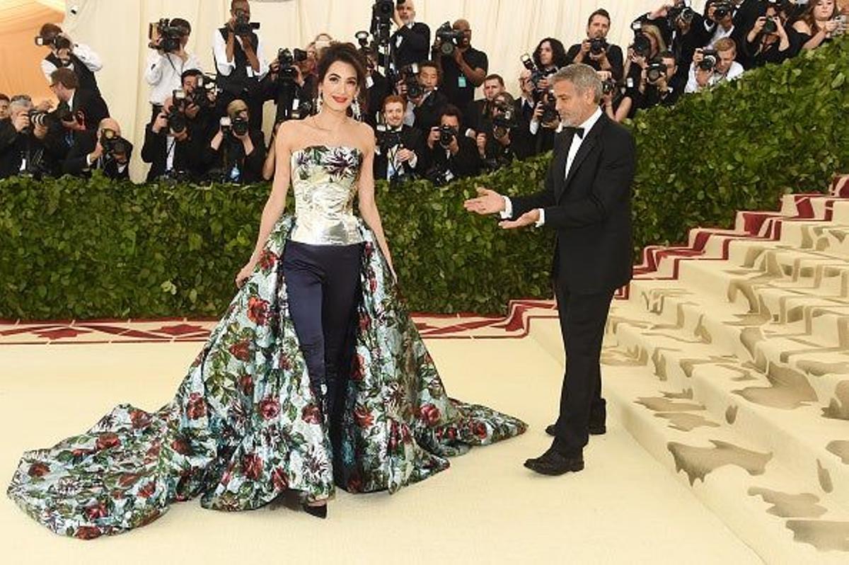 Amal Clooney cual princesa moderna,con su caballero, George Clooney (en la Gala Met)