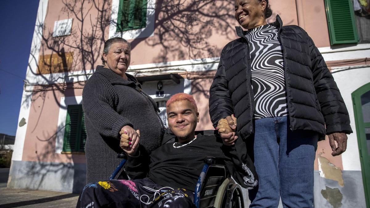 Manuela, Alejandro y Lola.