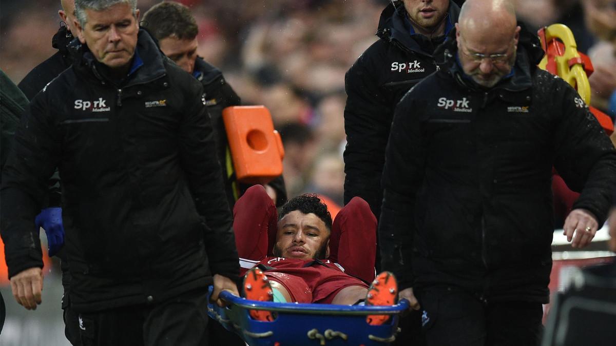 Oxlade-Chamberlain se retira lesionado de Anfield Road