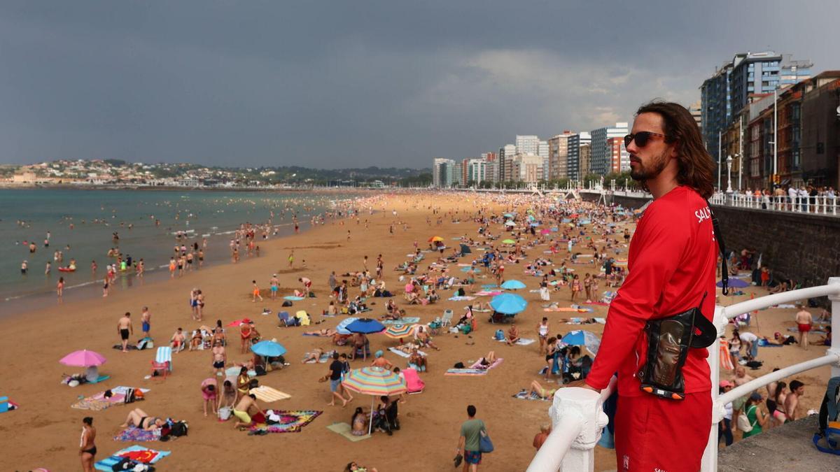 El calor sigue sin dar tregua en Gijón (en imágenes)