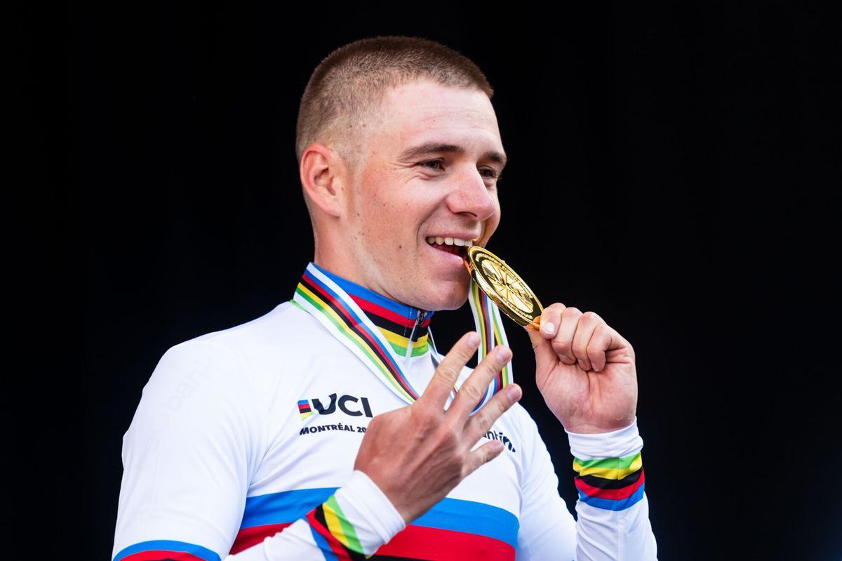 Montreal (Canada), 21/09/2026.- Remco Evenepoel of Belgium bites his gold medal on the podium after winning the Men's Elite Time Trial at the UCI Road World Championships in Montreal, Canada, 20 September 2026. (Ciclismo, Bélgica) EFE/EPA/EDOUARD DESROCHES