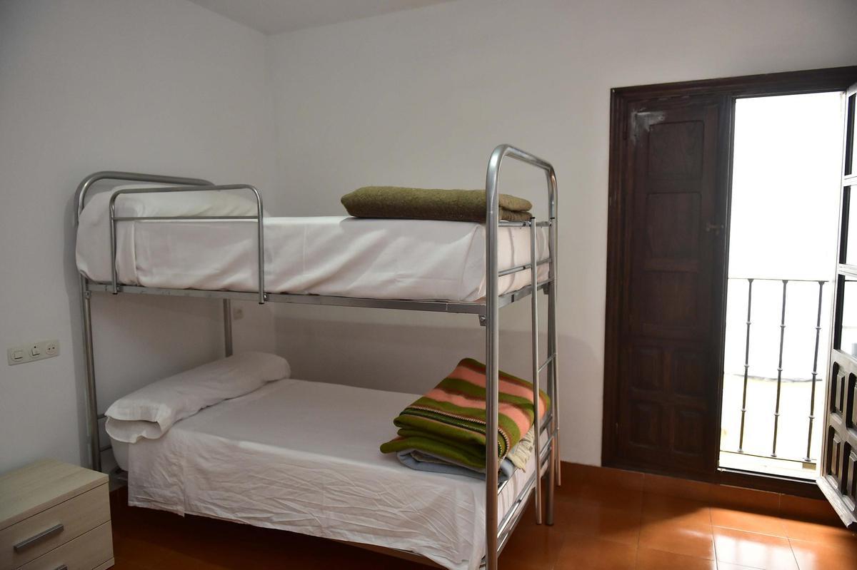 Una de las habitaciones del centro de emergencia de Cáritas en Plasencia.