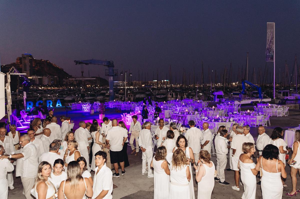 La Noche de Blanco del Real Club de Regatas ha cumplido este año su tercera edición con un gran éxito de participación.