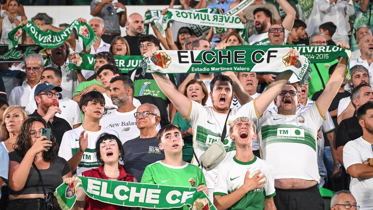 Salen los jugadores y suena el "Aromas ilicitanos" en el Martínez Valero