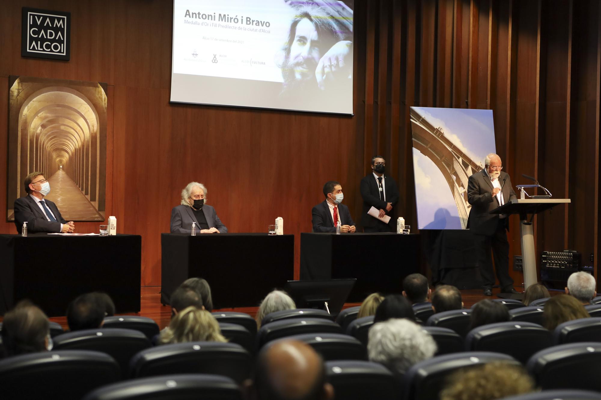 Antoni Miró recibe la Medalla de Oro y el título de Hijo Predilecto de Alcoy