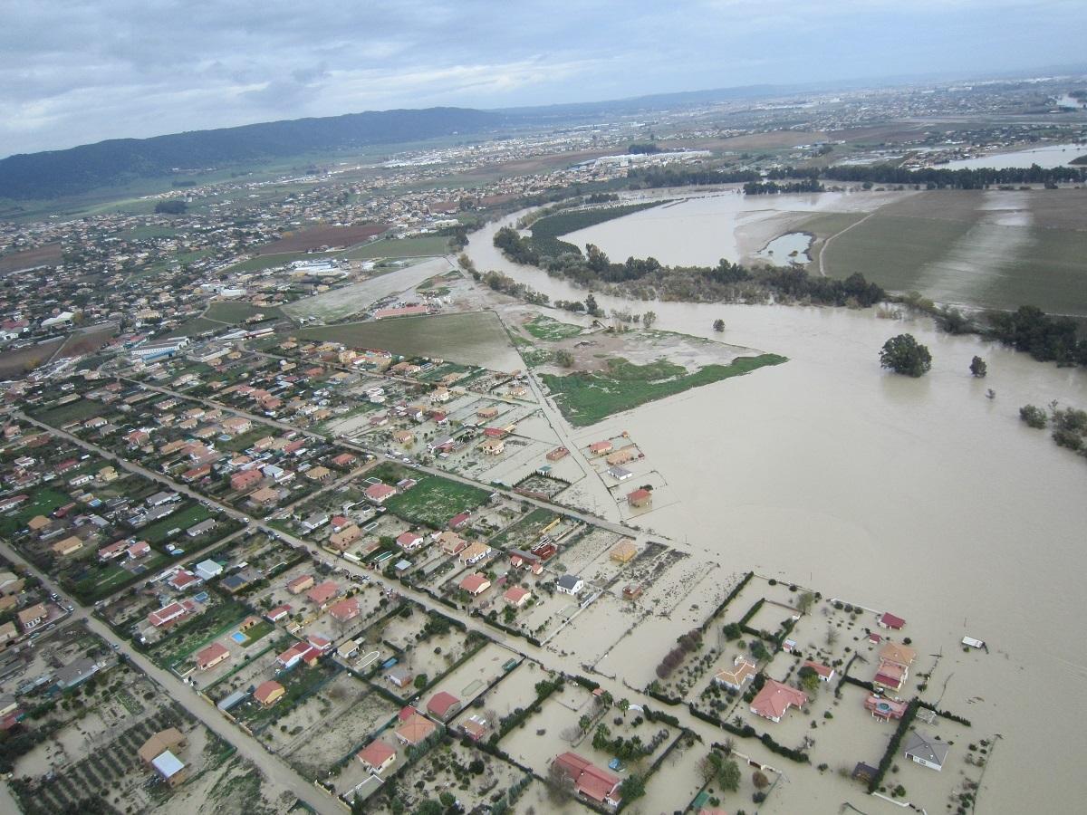 Parcelas inundadas en Córdoba en 2010 por la crecida del Guadalquivir, en una imagen aérea tomada por Rafael Tena y que fue portada de Diario CÓRDOBA aquellos días.