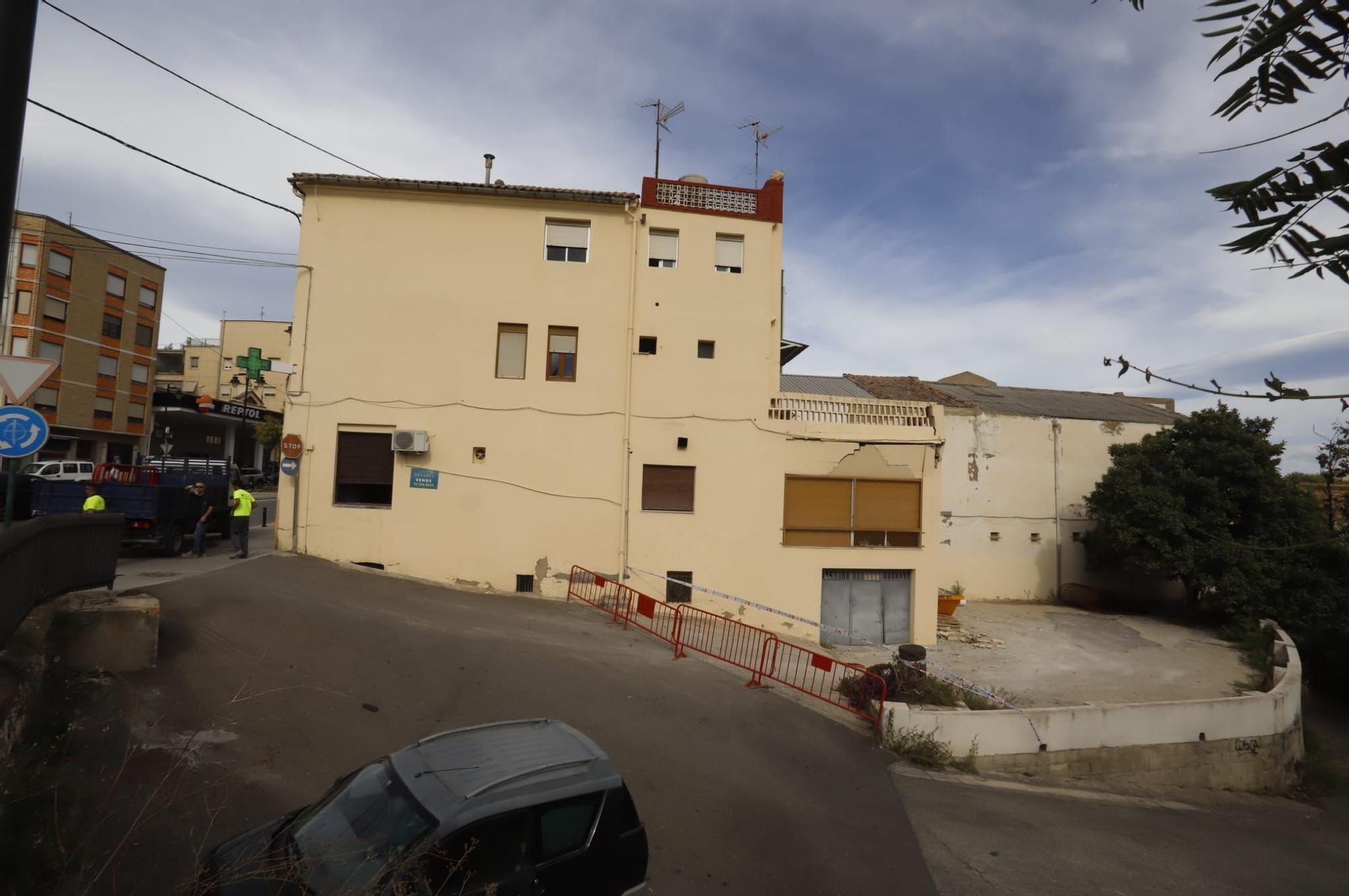 Precintan las inmediaciones de la casa derrumbada en Ontinyent