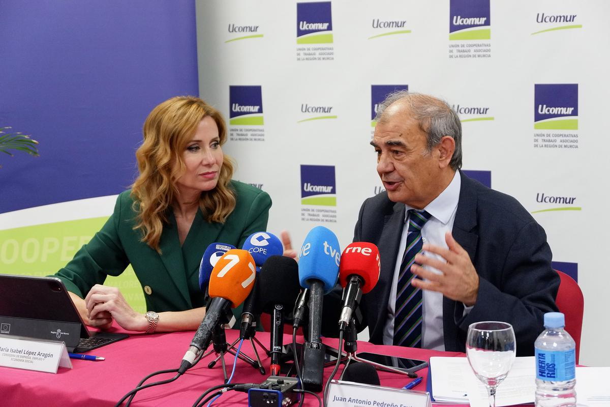 La consejera Marisa López Aragón y Juan Antonio Pedreño, durante la presentación del informe.