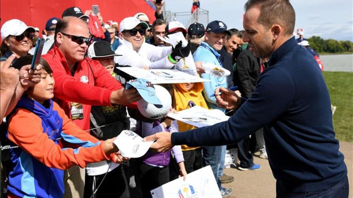 Sergio Garcia, firmando autógrafos en Hazeltine tras el entrenamiento