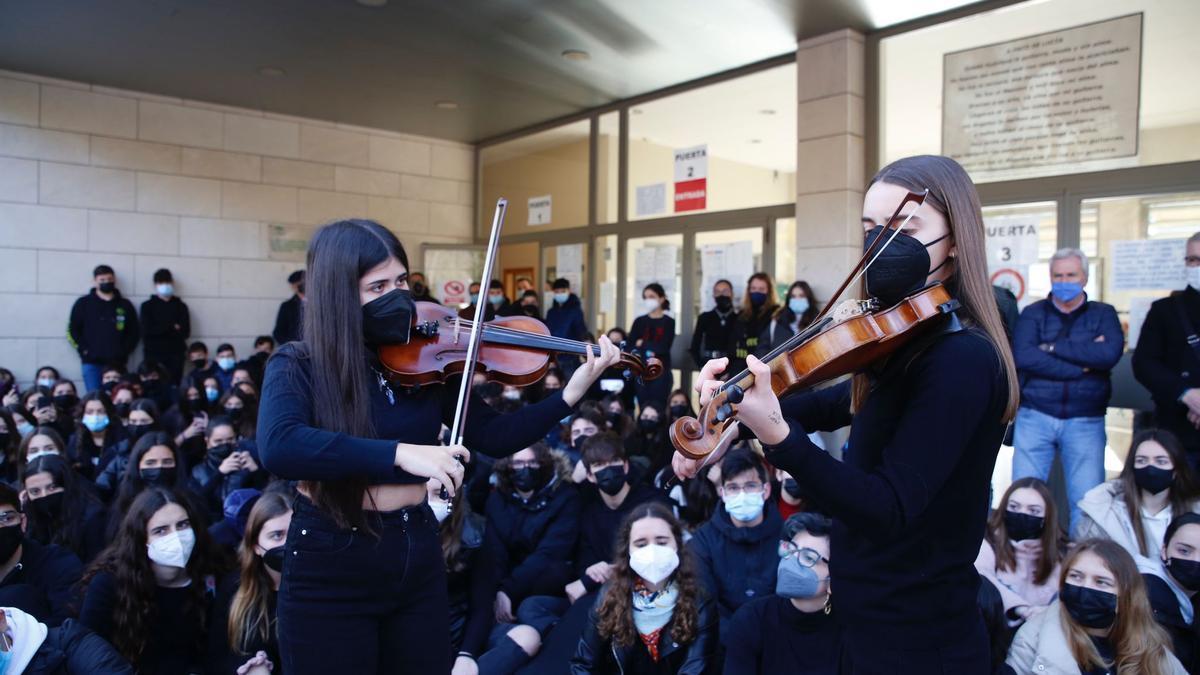 Protesta de alumnos del Bachillerato Musical en el Conservatorio Profesional Músico Ziryab de Córdoba.