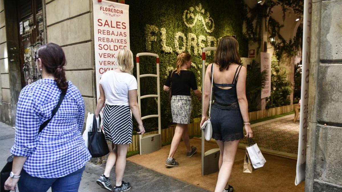 Ambiente en el último de rebajas de verano en Barcelona.