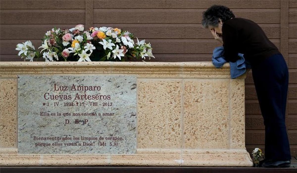 Una devota besa el sarcòfag de la vident d’El Escorial, situat a prop d’on suposadament veia la Verge.