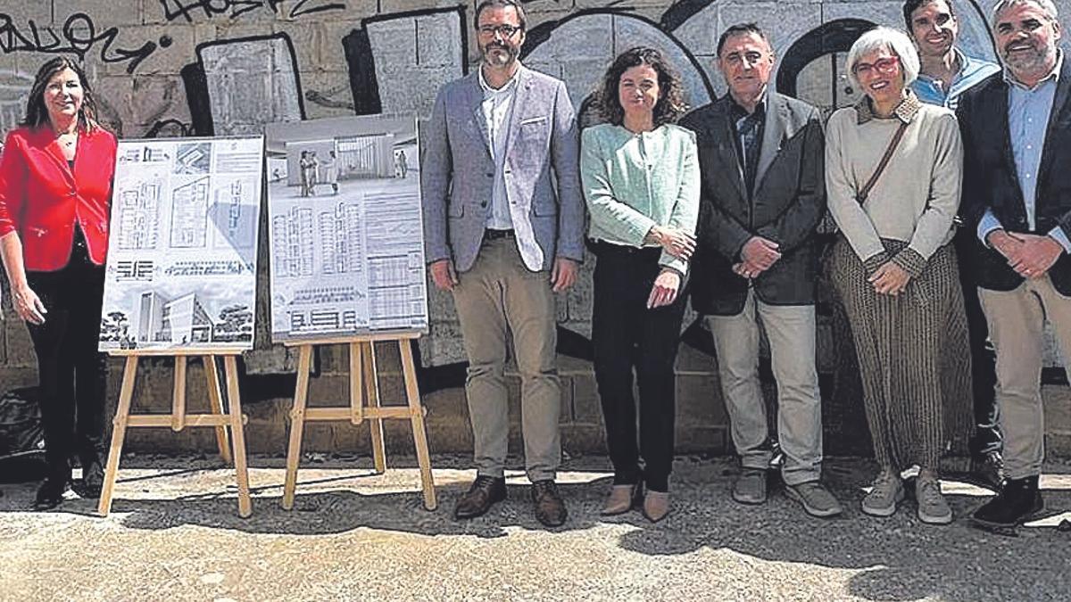 Las autoridades posan con el proyecto ganador.