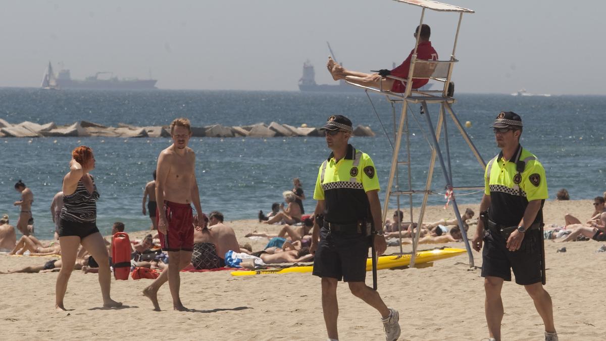 La Guardia Urbana de Barcelona patrulla las playas de la ciudad