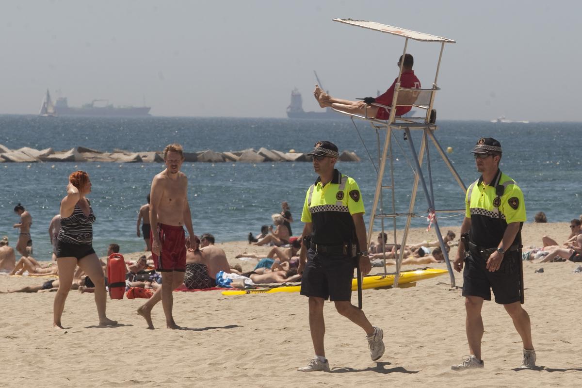 Així és el kit bàsic de vestuari en cas de robatori en alguna platja de Barcelona