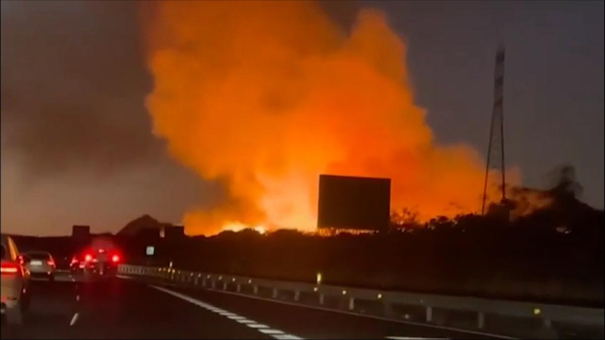Un incendio arrasa una planta de compostaje en Arona (Tenerife)