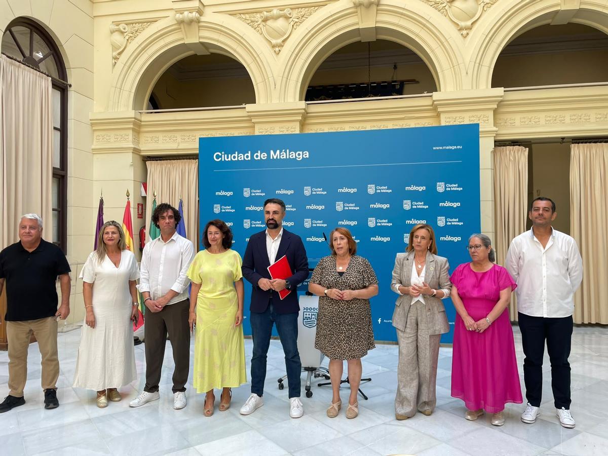 Mariano Ruiz Araujo, portavoz del PSOE, junto con su grupo municipal