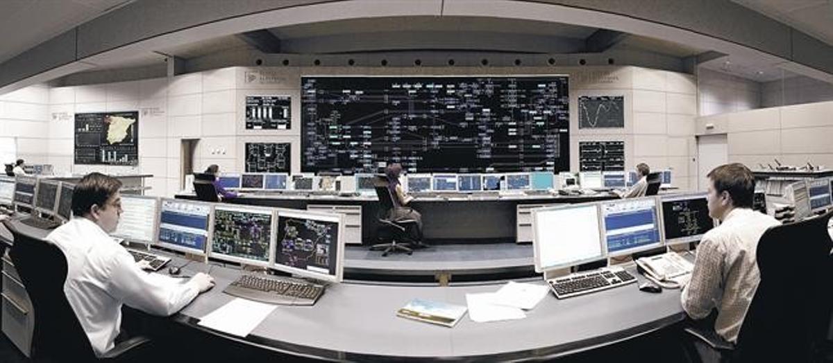 Tècnics qualificats al Centre de Control Elèctric (Cecoel) de Red Eléctrica de España. Tècnics qualificats al Centre de Control Elèctric (Cecoel) de Red Eléctrica de España.