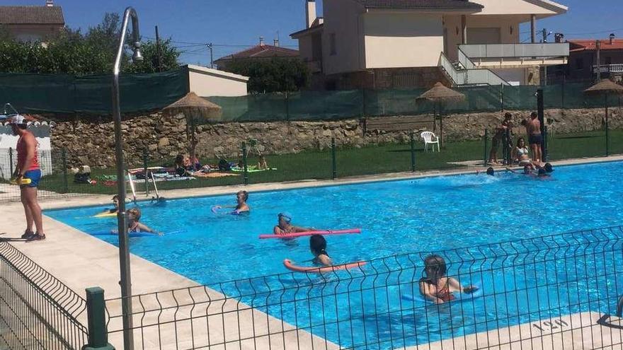 Fermoselle realiza actividades de aquagym en las piscinas