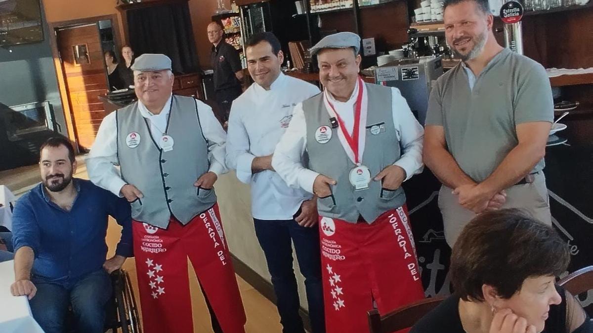 La presentación de las jornadas, este viernes en Leitariegos. Por la izquierda los Cosmen, un integrante de la Cofradía del Cocido y el edil cangués Ángel Menéndez.