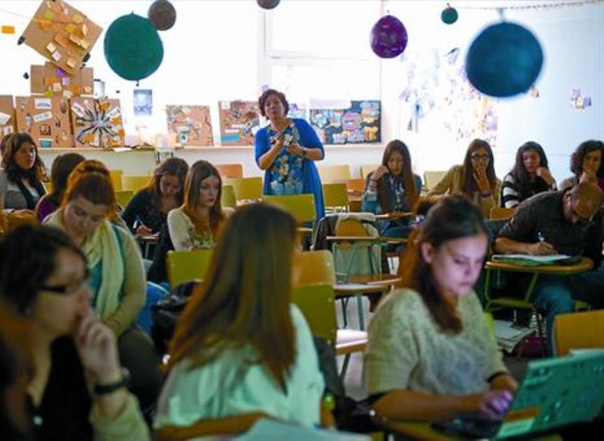 Glòria Jové fa una classe a alumnesde Ciències de l’Educació, a la UdL. Glòria Jové fa una classe a alumnesde Ciències de l’Educació, a la UdL.
