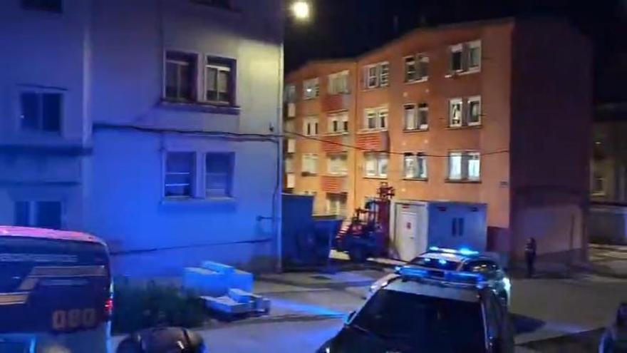 Bomberos y Policía Nacional delante del piso desalojado de la Sagrada Familia