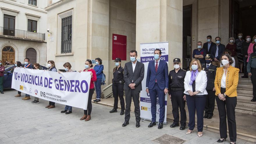 Reyes Maroto participa en un minuto de silencio por la víctima de violencia machista en Port de Sagunt