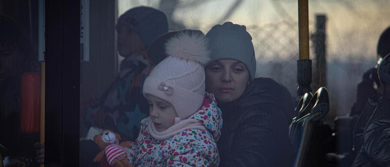 Una madre y su hija, en un autobús en Siret, en la frontera entre Ucrania y Rumanía.