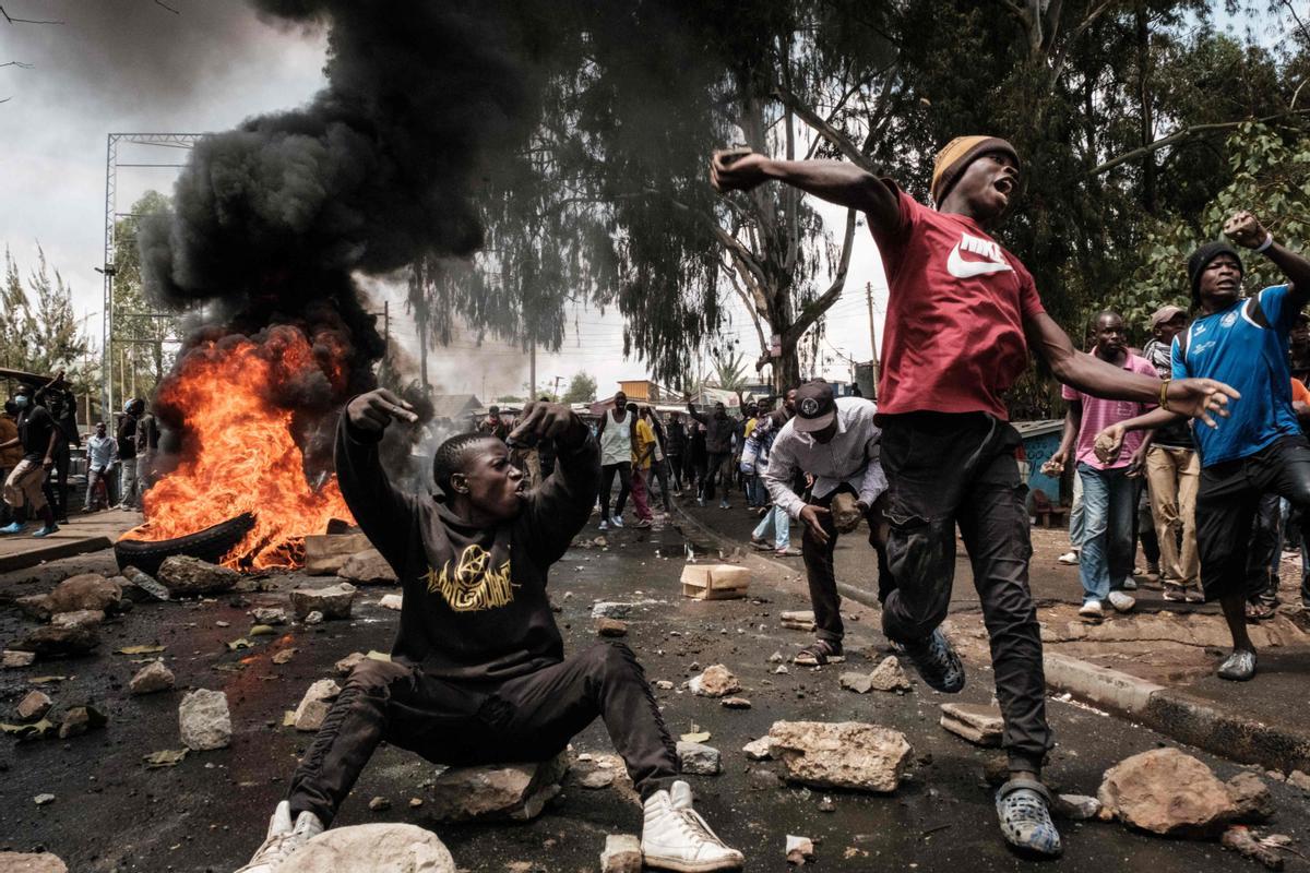 Protesta masiva convocada por el líder de la oposición Raila Odinga, afirma que le robaron las últimas elecciones presidenciales de Kenia y culpa al gobierno por el aumento del costo de vida en Nairobi.