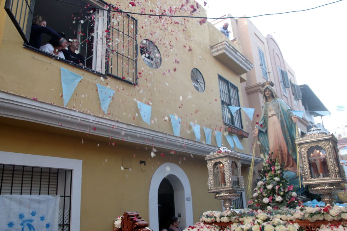 Procesión de la Virgen Milagrosa por El Molinillo con motivo del 160 aniversario del colegio La Goleta