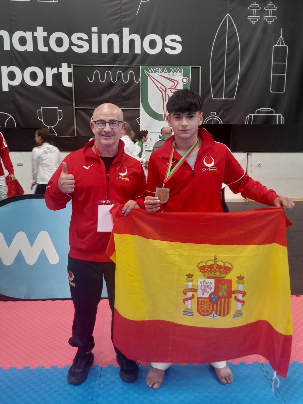 El medallista mundial con la selección española posa con su padre y entrenador