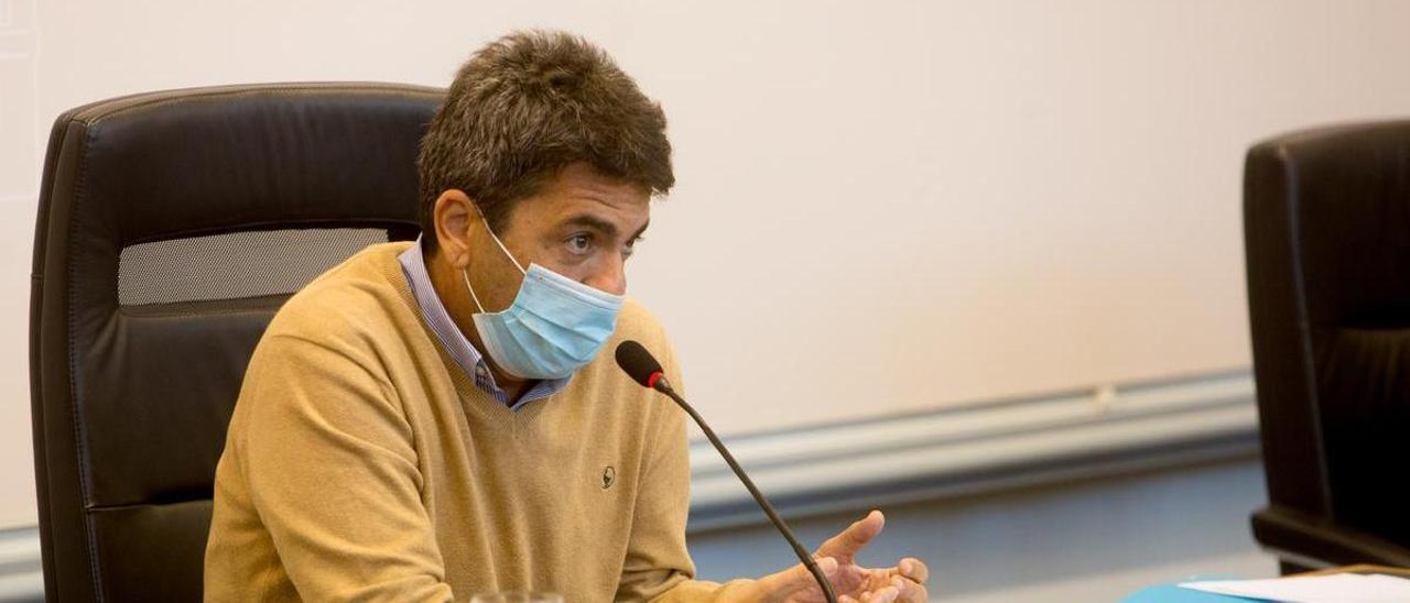 El presidente de la Diputación, Carlos Mazón, preside un pleno.