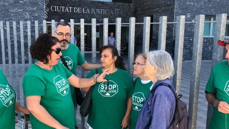 Un instante de la concentración de esta mañana en la Ciudad de la Justicia de Elche