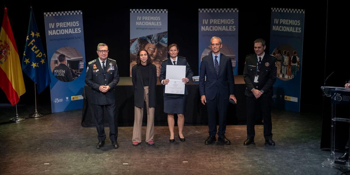 Entrega del galardón a la oficial Mayra Badía.