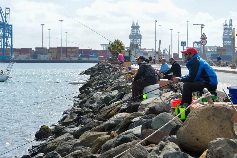 Pescadores de caña en el Muelle Deportivo