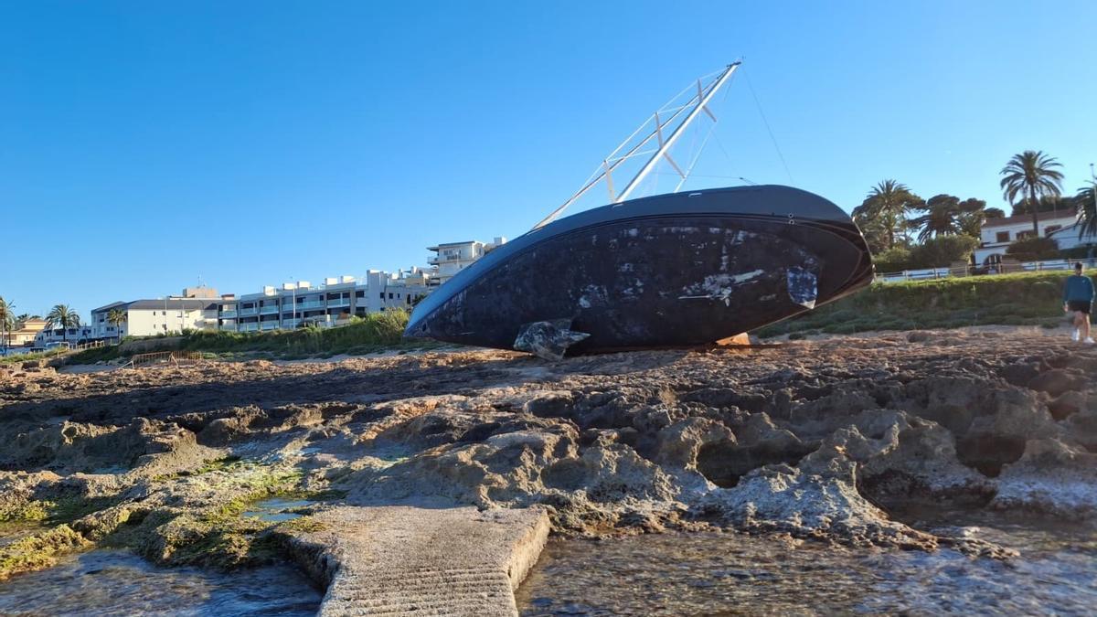 ¿Ahora por tierra? El gran velero cumple 9 meses encallado en Xàbia y no hay quien lo mueva
