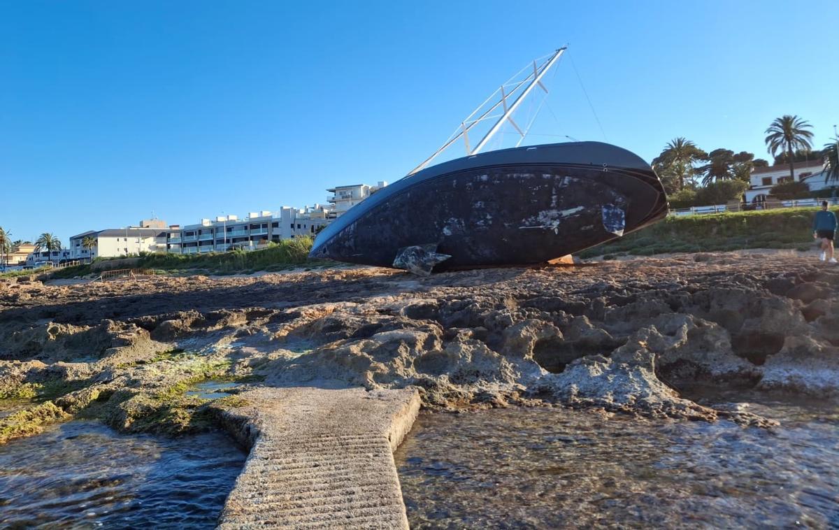 El velero está muy metido en las rocas del Primer Muntanyar