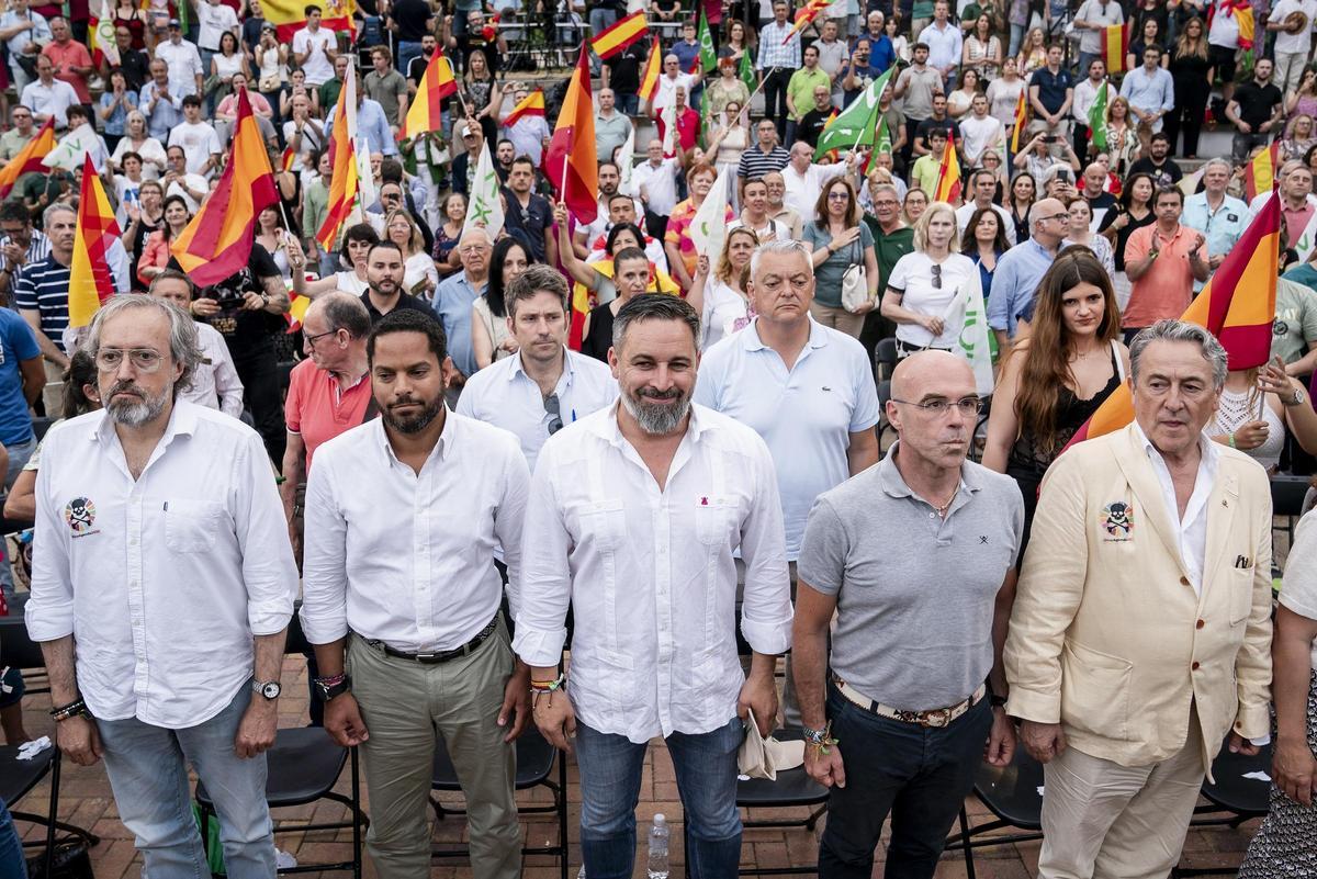 Girauta, primero por la izquierda, junto a otros dirigentes de Vox, el pasado junio en el acto de cierre de la campaña a las elecciones europeas.