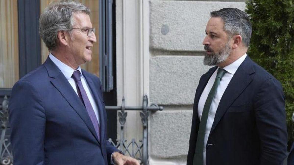 El president del PP, Alberto  Núñez Feijóo, xerra amb el  president de Vox, Santiago Abascal, a Madrid. | JESÚS HELLÍN / EP