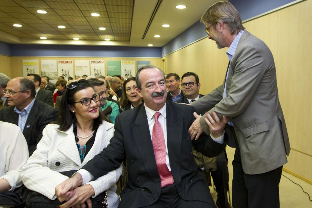 Pablo Broseta saluda a Carlos Casañ, sentado junto a su mujer