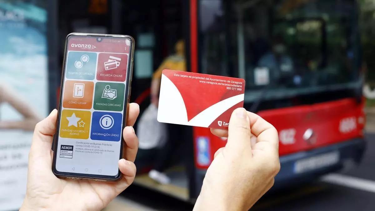 Un joven enseña la tarjeta ciudadana con la que paga el bus y la aplicación de Avanza.