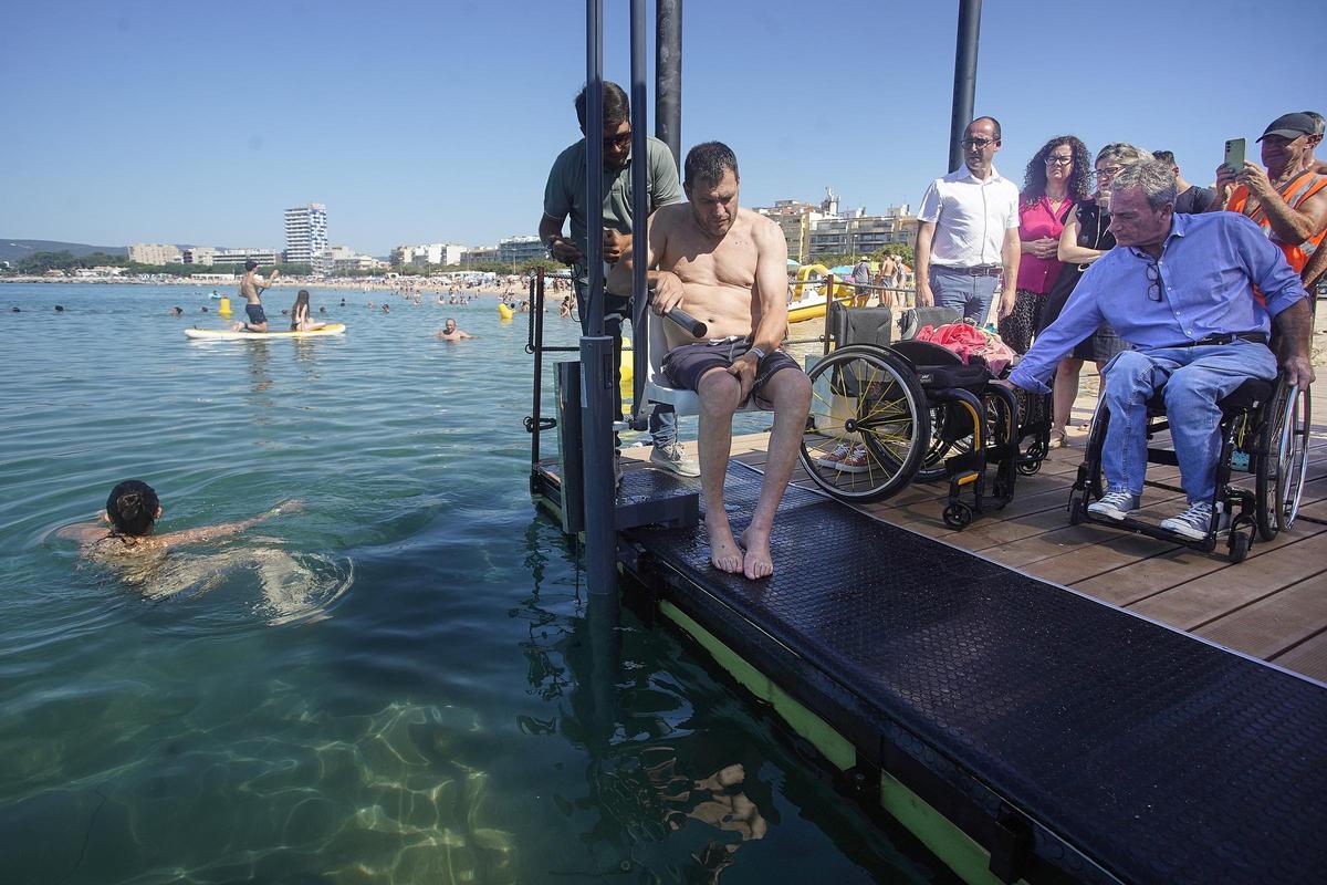 Albert Llovera utilitzant la cadira elevadora hidràulica, a la platja de Palamós.