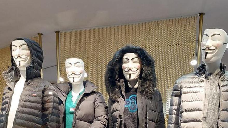 Humor tras el robo en Onda: Ponen máscaras de &#039;V de Vendetta&#039; a los maniquís del escaparate