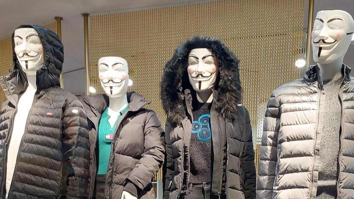 Los maniquís de la tienda, con las máscaras de V de Vendetta colocadas tras el robo.